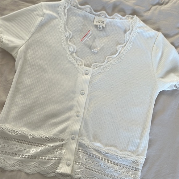 White button up t shirt with lace - Picture 3 of 3